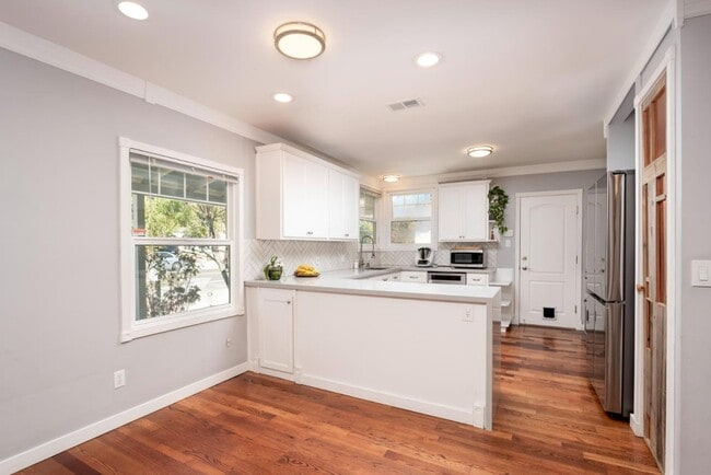 Building Photo - 2667 San Carlos Ave