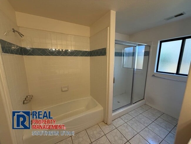 Building Photo - Golf Course Home