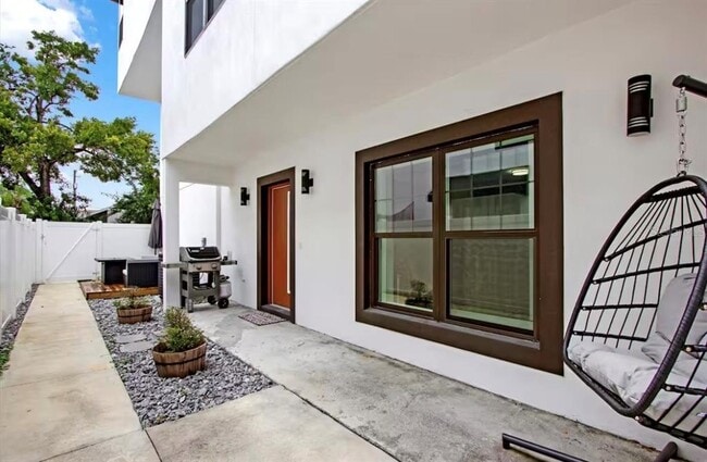 Building Photo - 405 S Westland Ave