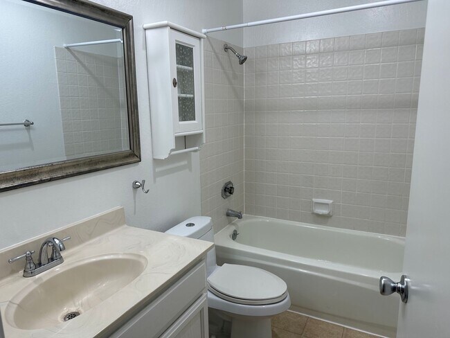 Building Photo - Perfect blend of convenience and comfort 2/2 San Mateo