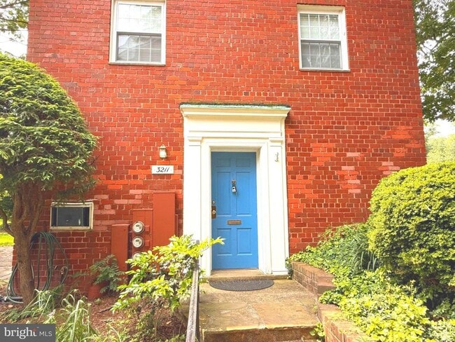 Building Photo - 3211 Ravensworth Pl