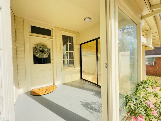 Building Photo - 409 Botts St