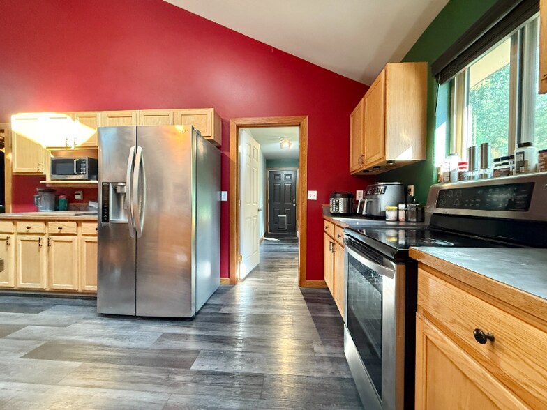 Building Photo - 204 4th St W