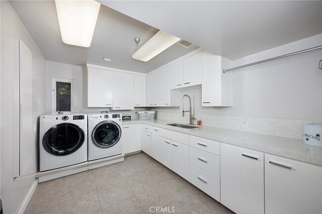 Building Photo - 31561 Peppertree-Bend