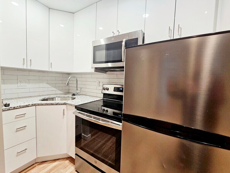 Building Photo - 82 Phillips St