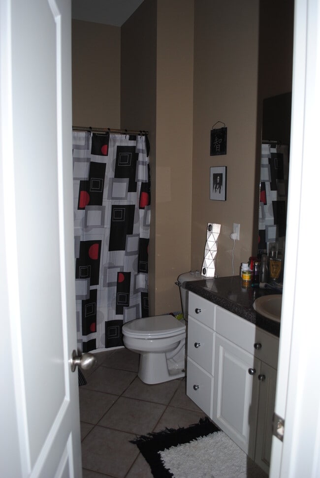 Building Photo - Three Bed / Three Bath with Fenced Yard an...