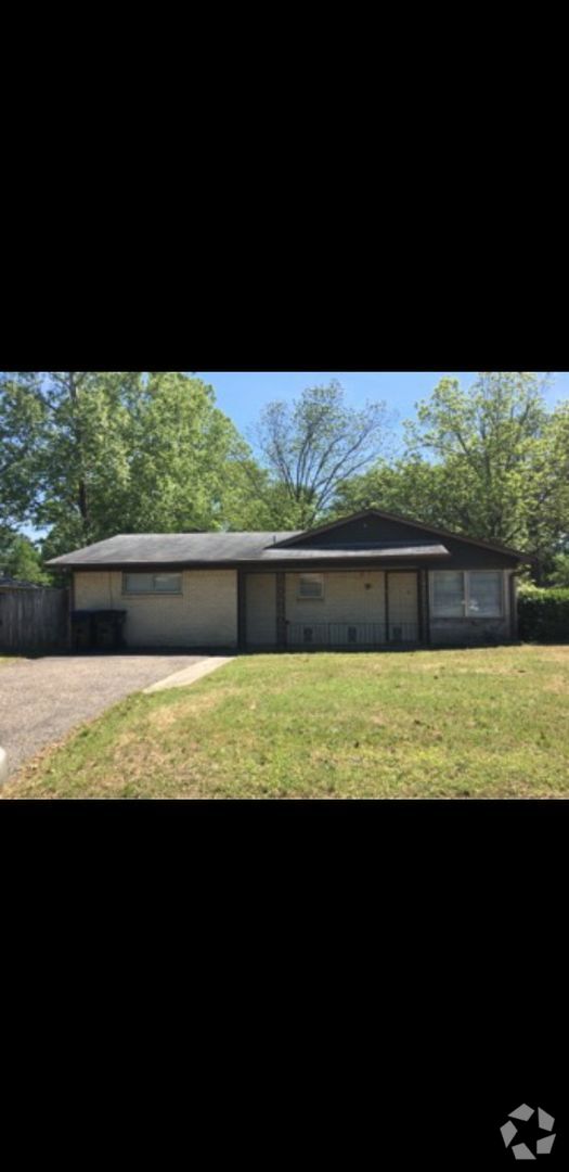 Building Photo - 3/2 Fenced yard and pet friendly LISD