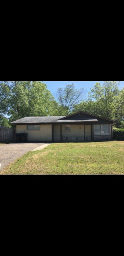 Primary Photo - 3/2 Fenced yard and pet friendly LISD