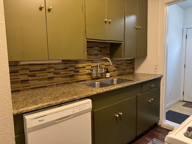 Building Photo - 1220 Waugh Dr