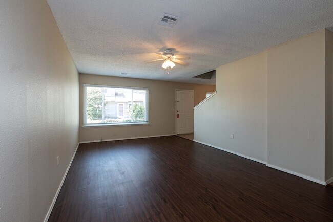 Building Photo - Beautiful  3 Bedroom, 2.5 Bath Condo in Canterbury!