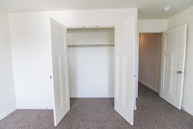 Building Photo - THE LOCHS! Gorgeous Townhome
