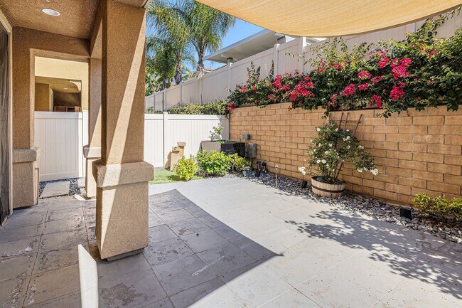 Building Photo - 3 Bedroom 2 1/2 Bath Condo with yard and g...