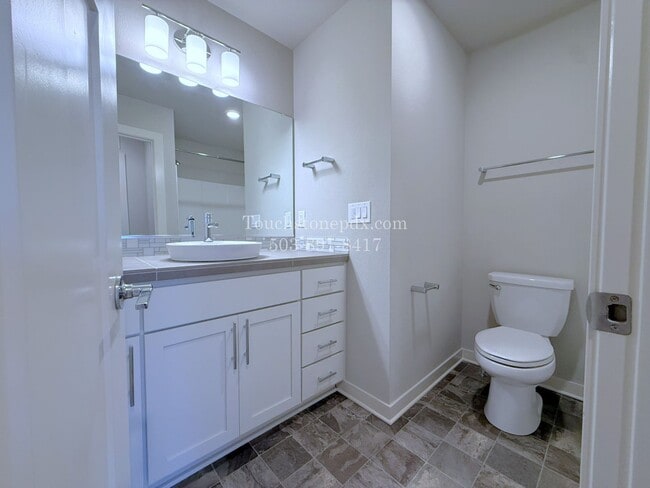 Building Photo - 6527 SE Genrosa St