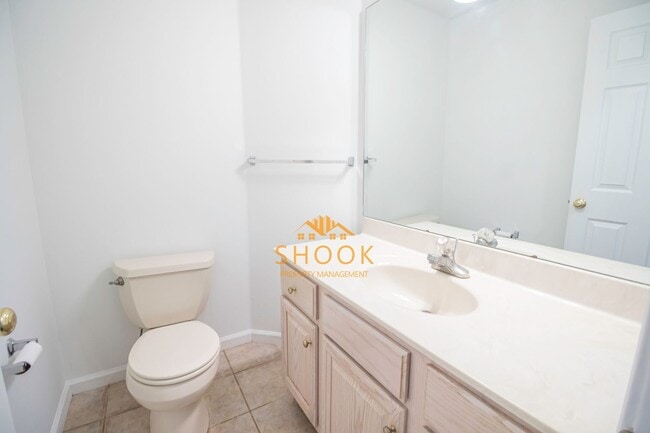 Building Photo - LARGE TOWNHOME - LOTS OF SPACE!
