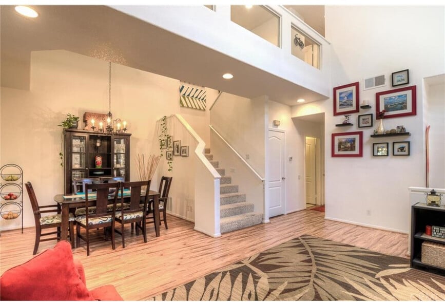 Building Photo - 933 S Lone Pine Ln