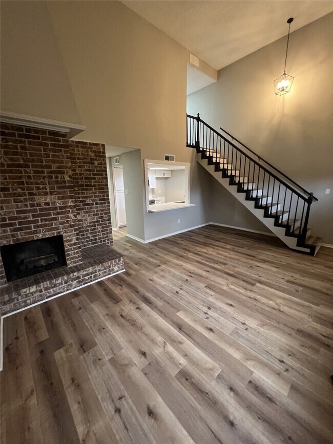 Building Photo - 1310 Town Cir