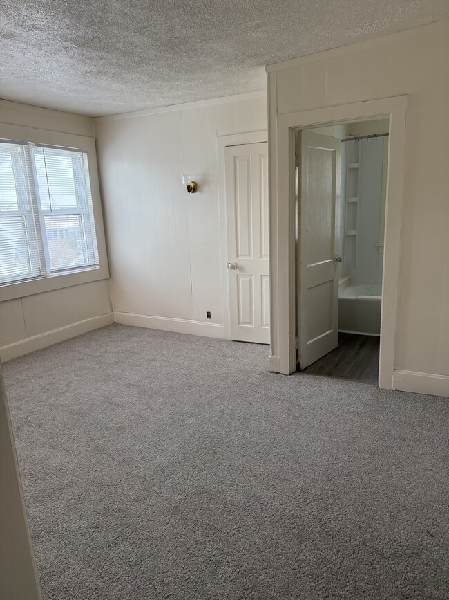 Building Photo - 512 Monroe St