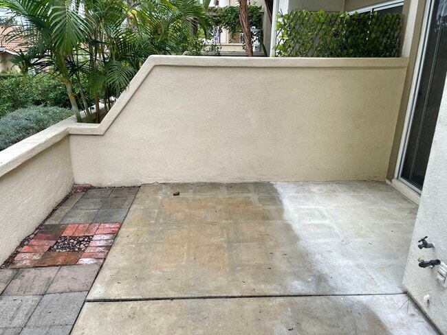 Building Photo - Dual Master Suite Townhome in Rancho Santa...