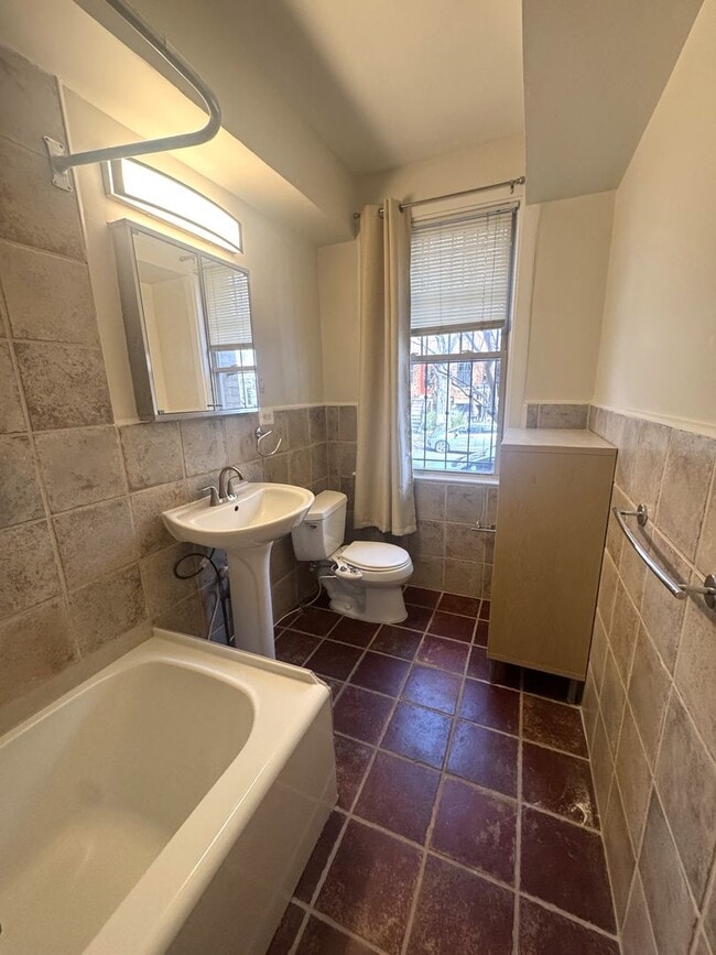 Building Photo - Centrally Located 1BR/1BA Apartment in Adams Morgan – Bright, Modern & Walkable!
