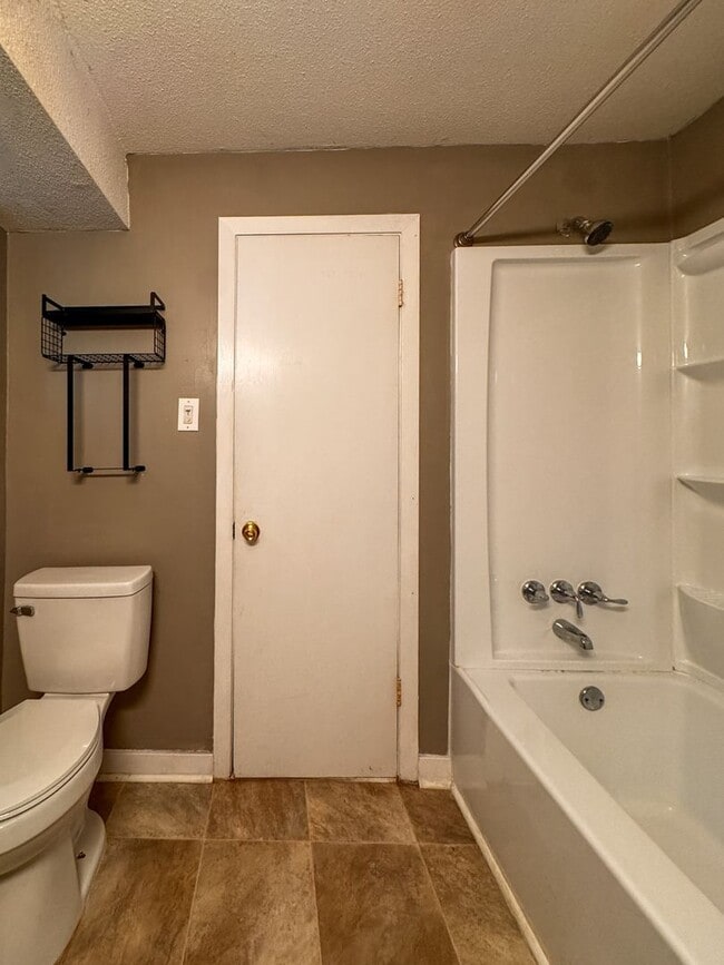 Building Photo - Spacious 4 Bed 2.5 bath Home Close to Fort Bragg