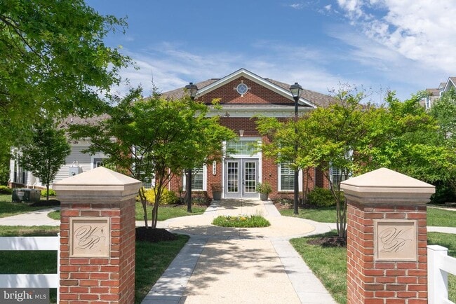 Building Photo - 1706 Fernwood Dr