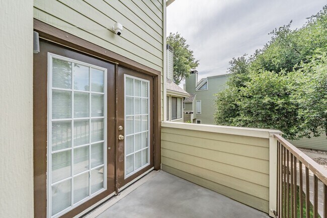 Building Photo - Updated 1-Bedroom Condo in Gated Community – Prime West 7th Location