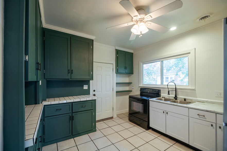 kitchen view 1 - 2046 Clairmount St