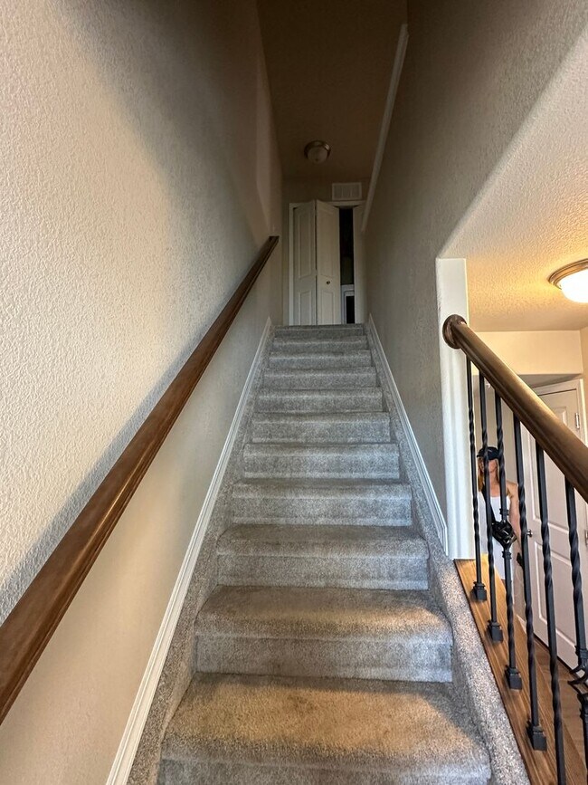 Building Photo - Modern Living in Skyview Village
