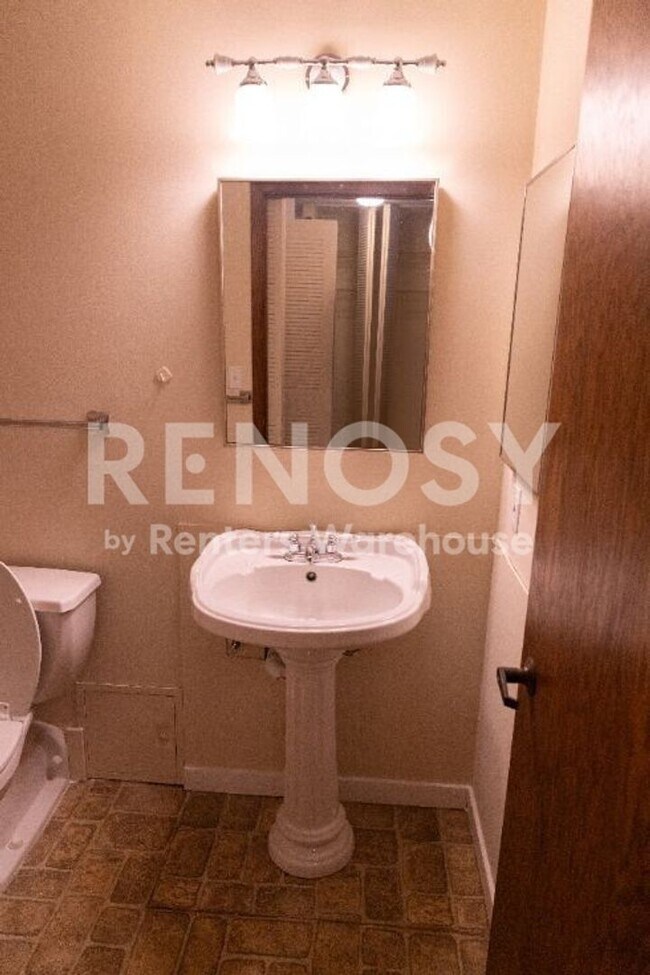 Building Photo - Available Now Spacious 1 bedroom 1 bath lower level Condo in Richfield -- 55+