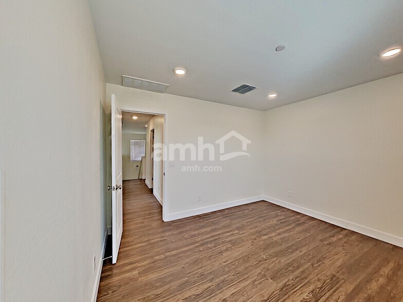 Building Photo - 5938 W Columbine Dr