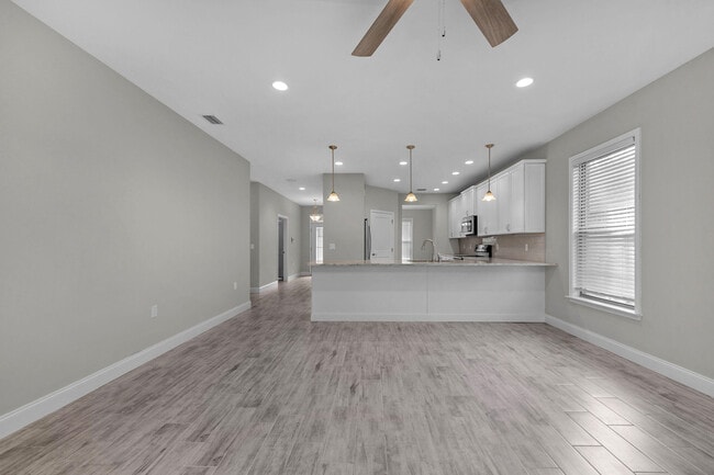 Building Photo - 702 Shady Ln Dr