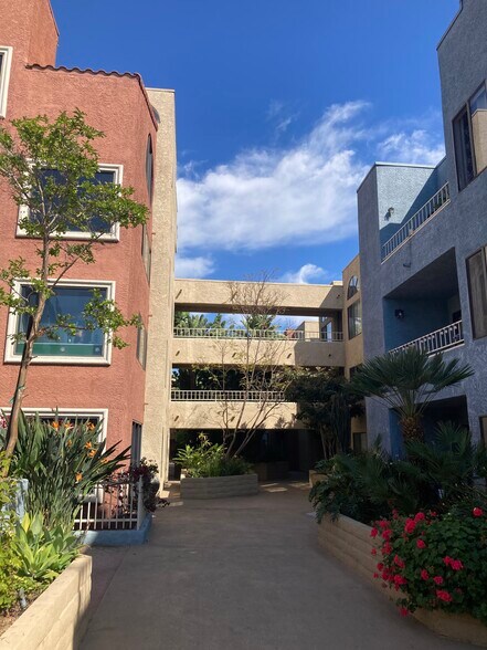 Building Photo - 550 Orange Ave