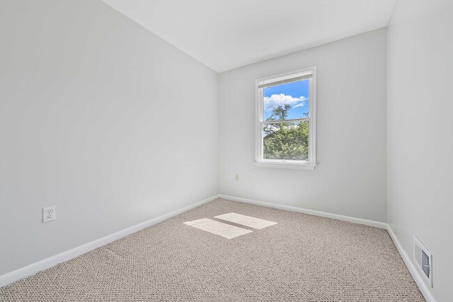 Building Photo - Ready Now! 3 bedroom Townhouse in Annapolis!