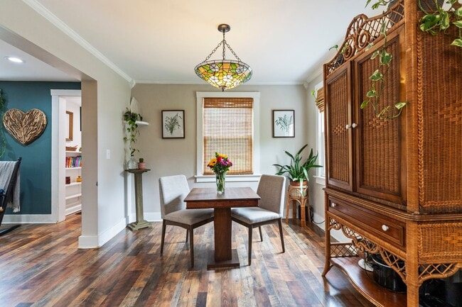 Building Photo - Updated Bungalow Close to Downtown