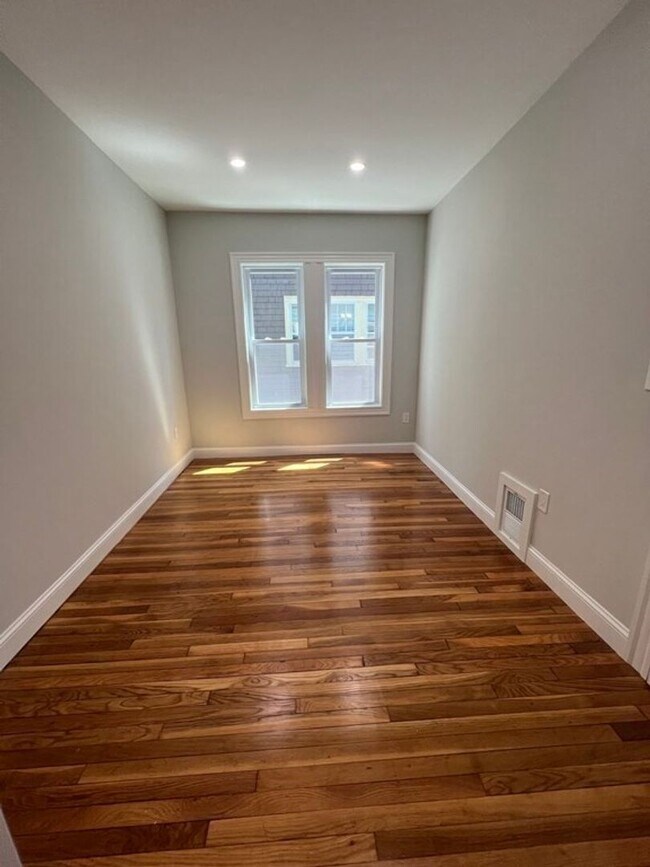 Building Photo - Huge 4 Bed 2 Bath in Dorchester