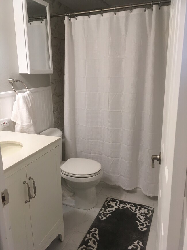 Building Photo - 1260 York St