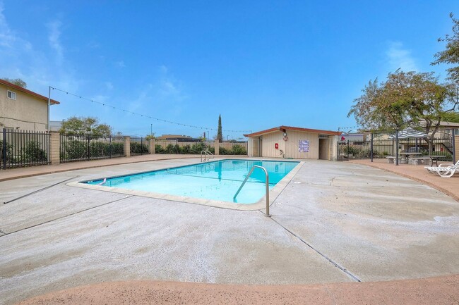 Building Photo - Santee Townhome Two Weeks FREE  2/1 Prime Location