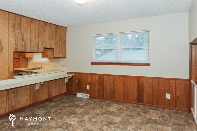 Building Photo - Charming Split-Level Home