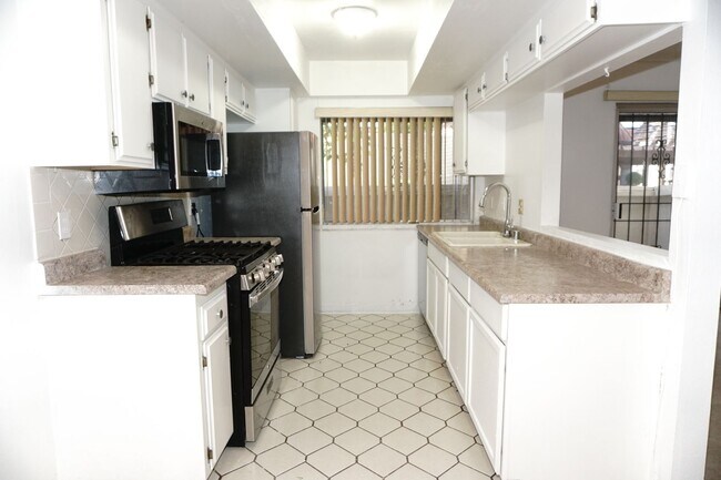Building Photo - 1405 Vegas Valley Dr