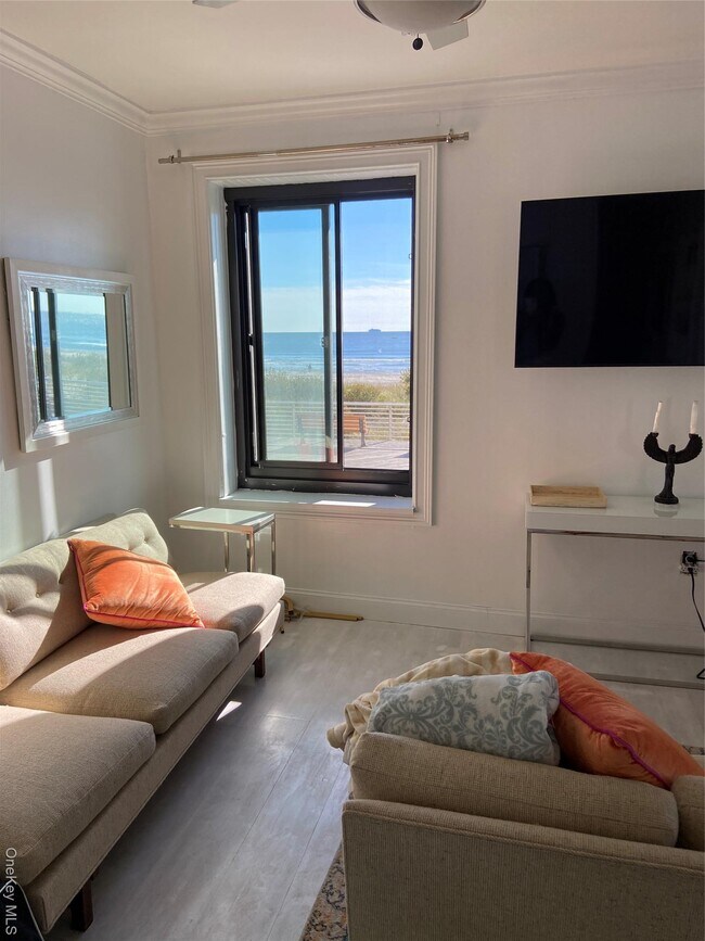 Building Photo - 100 W Broadway