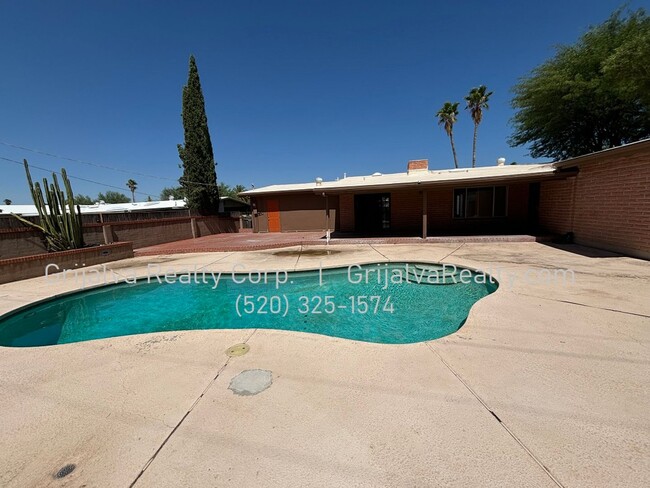 Building Photo - MOVE IN SPECIAL! Remodeled 4 Bed, 2 Bath E...