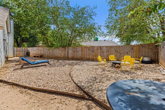 Building Photo - 906 Oleander Ln