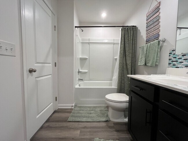 Building Photo - Spacious Townhome Located Minutes From Downtown Greenville!