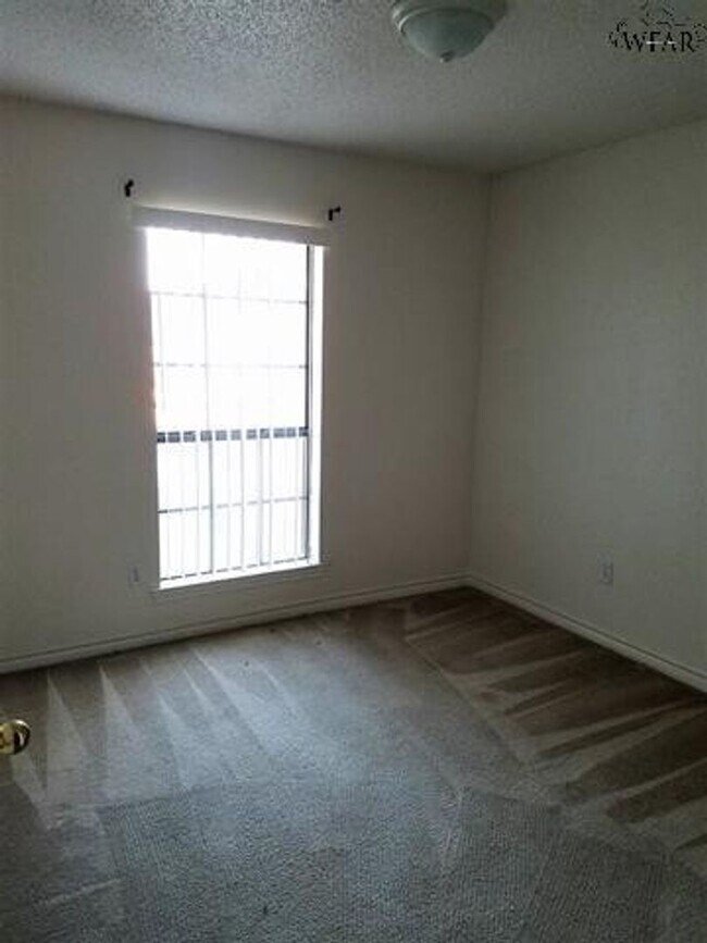 Building Photo - 3 bedroom, 2 bath close to Sheppard AFB