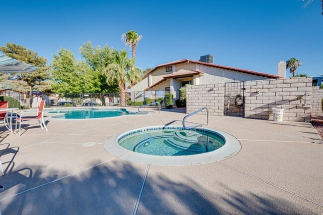 Building Photo - Gated community/pool