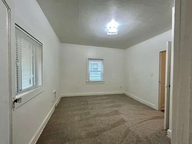 Building Photo - 231 NE 4th Ave