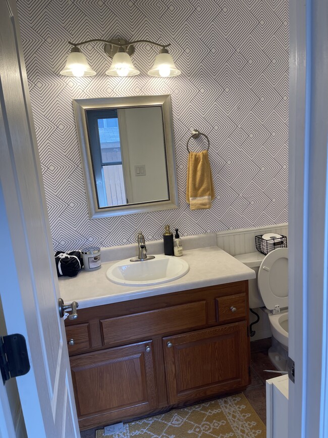 Building Photo - 595 McMullin Dr