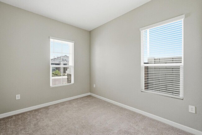 Building Photo - 5028 E Shady Glen Ave