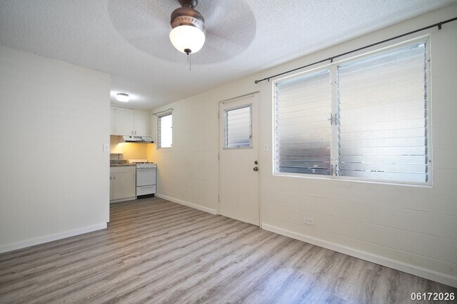 Building Photo - $2,100 / 2br - 2BED 1 BATH CONDO ON KAPIOLANI BLVD