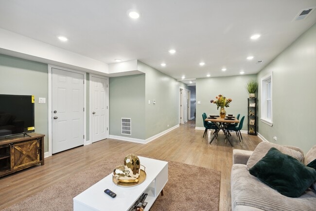 Building Photo - 5565 W Gladys Ave